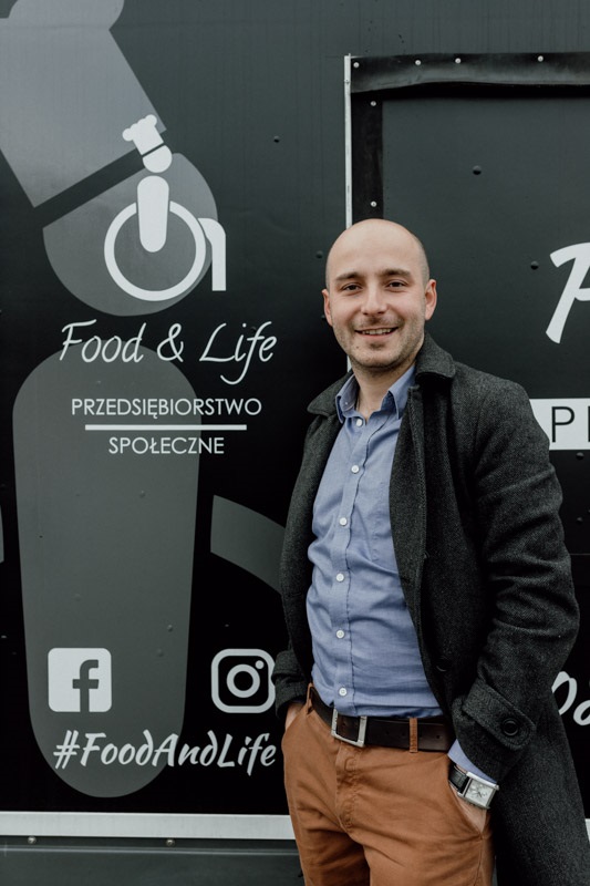 na zdjęciu znajduje sie wizerunek Łukasza Zająca 