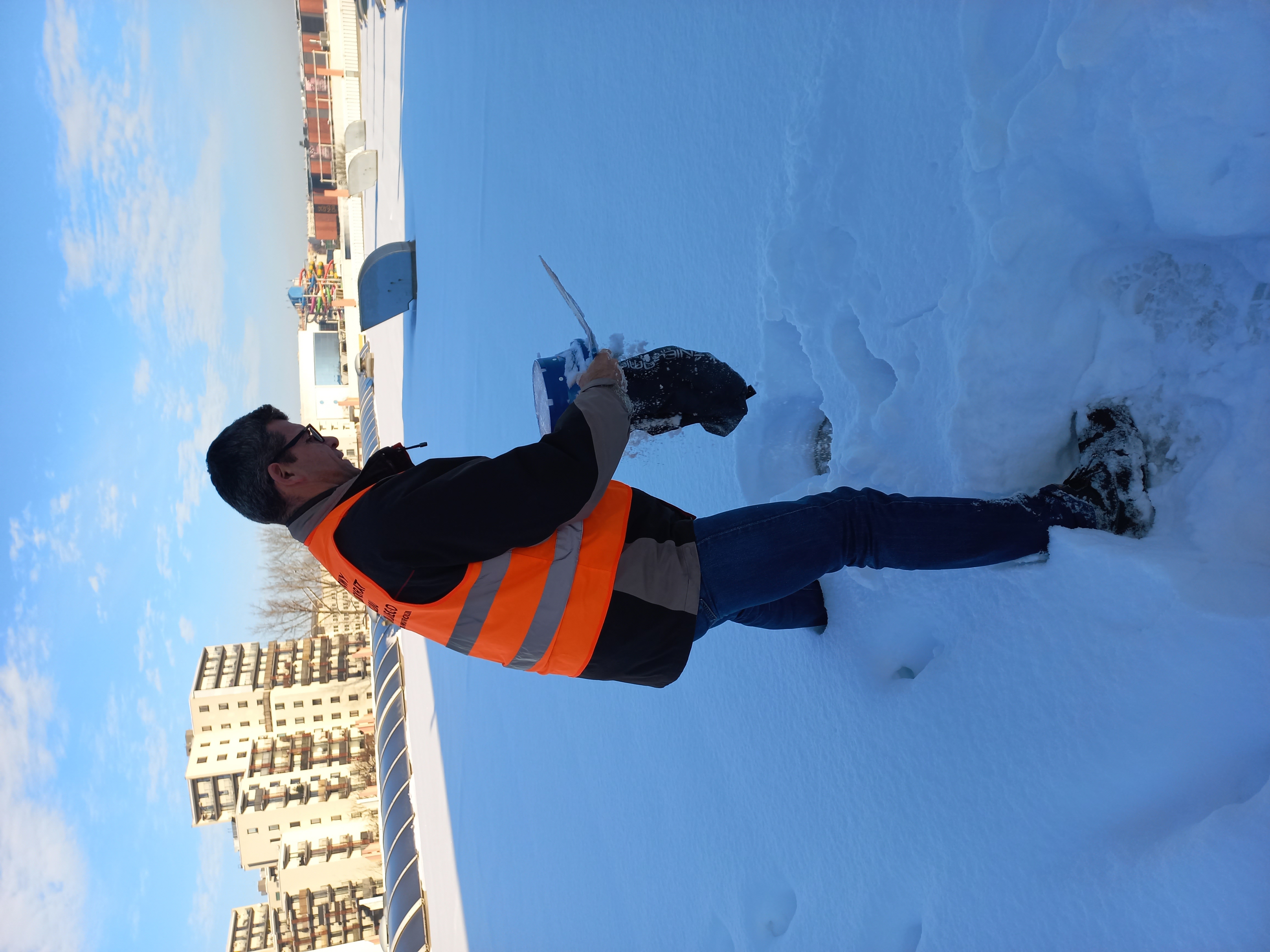 inspektor nadzoru budowlanego podczas kontroli pokrywy snieżnej