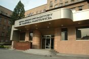  Zdjęcie przedstawiające wejście główne Szpitala Miejskiego Specjalistycznego im. Gabriela Narutowicza w Krakowie